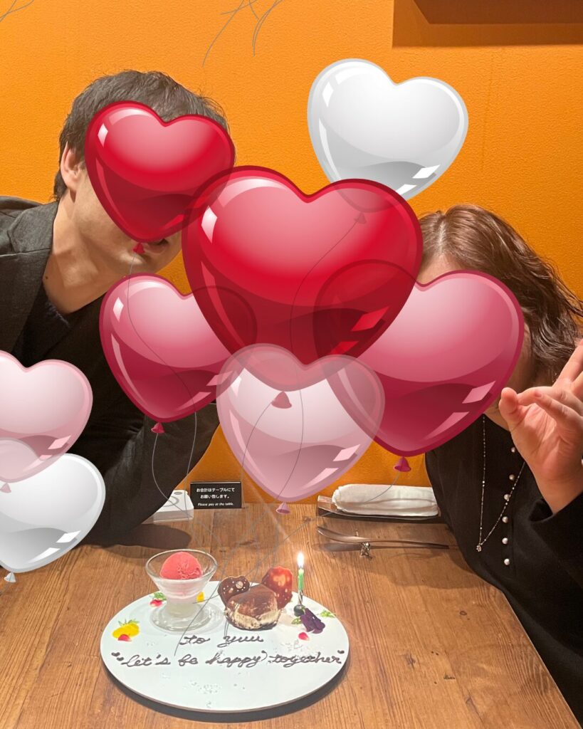 素敵な言葉が添えてあるデザートプレートを二人で囲んで